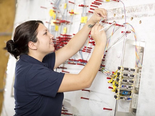 Safran and Boeing Commercial Airplanes sign the renewal of their electrical wiring contracts